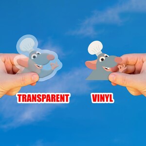 Puede incluir: Dos pegatinas con un chef de dibujos animados, una transparente y otra de vinilo. La rata es gris con un gorro de chef blanco y orejas rosas. El texto "TRANSPARENT" y "VINYL" est&aacute; en rojo y blanco.