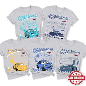 Peut inclure: Cinq t-shirts gris clair avec des personnages de Disney Pixar Cars. Chaque t-shirt affiche un nom de personnage, l'ann&eacute;e 2006, un logo Cars et une illustration en couleur de Finn McMissile, Doc Hudson, Cruz Ramirez, Sally Carrera ou Jackson Storm.