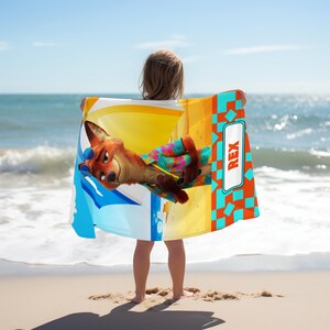 Może przedstawiać: Prostokątny ręcznik plażowy z rysunkowym lisem w niebieskich okularach przeciwsłonecznych i kwiecistej koszuli. Wz&oacute;r zawiera ż&oacute;łte słońce, niebieskie fale oraz pomarańczowo-turkusowy geometryczny motyw z białą plakietką z napisem REX.