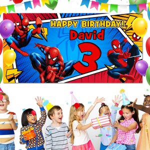 Puede incluir: Una colorida pancarta de cumplea&ntilde;os con gr&aacute;ficos de Spider-Man y el texto "HAPPY BIRTHDAY! David 3". La pancarta est&aacute; decorada con globos y serpentinas. Los ni&ntilde;os celebran una fiesta de cumplea&ntilde;os.