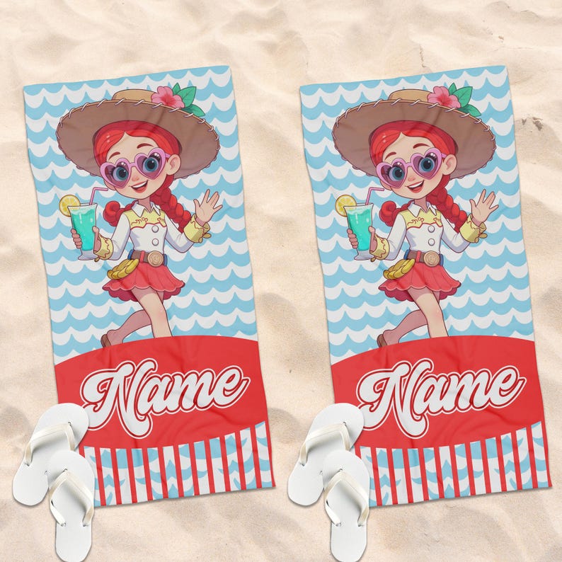 Puede incluir: Dos toallas de playa rectangulares con una vaquera de dibujos animados con trenzas rojas, sombrero marr&oacute;n y gafas de sol en forma de coraz&oacute;n, sosteniendo una bebida azul. Fondo de olas azules, banda roja con el texto blanco Name y rayas rojas.
