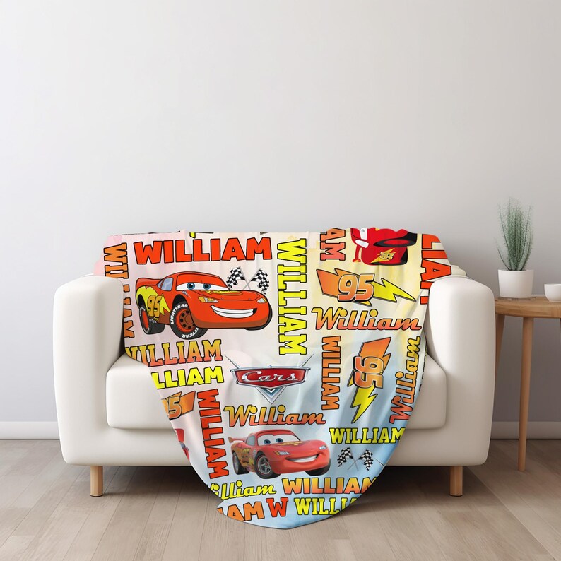 Puede incluir: Una manta blanca con el personaje Rayo McQueen de la pel&iacute;cula Cars. La manta tiene un patr&oacute;n repetido del personaje, el n&uacute;mero 95 y el nombre "William" en amarillo y rojo.