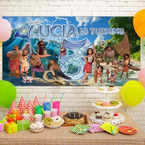 Puede incluir: Una escena de fiesta de cumplea&ntilde;os con una pancarta con personajes de una pel&iacute;cula, el texto "Lucia is Turning 5", globos, regalos, pastel y golosinas. La mesa est&aacute; puesta con art&iacute;culos de fiesta, incluyendo vasos, platos y decoraciones.