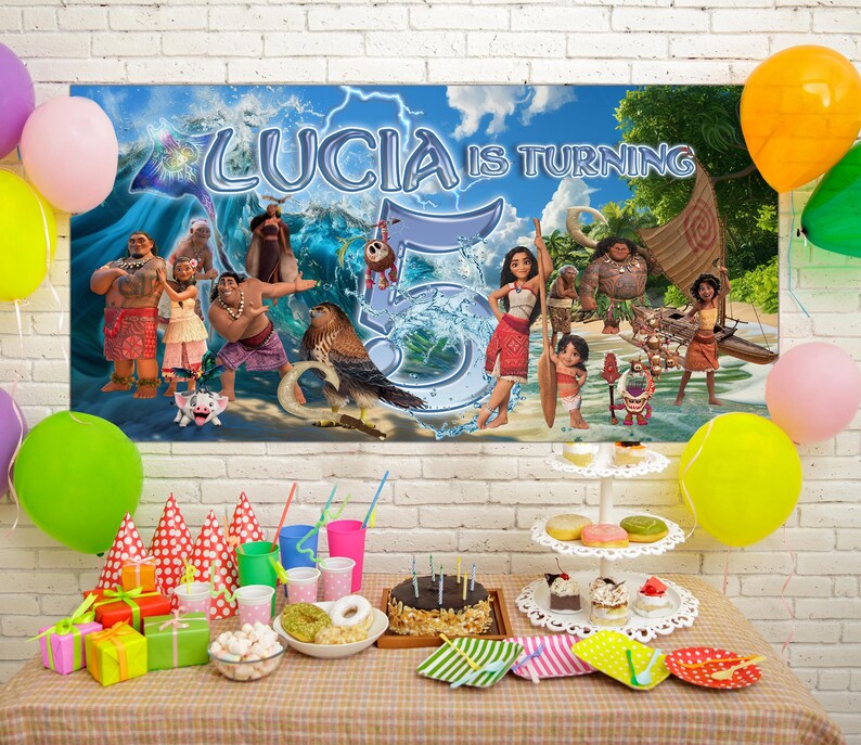 Puede incluir: Una escena de fiesta de cumplea&ntilde;os con una pancarta con personajes de una pel&iacute;cula, el texto "Lucia is Turning 5", globos, regalos, pastel y golosinas. La mesa est&aacute; puesta con art&iacute;culos de fiesta, incluyendo vasos, platos y decoraciones.