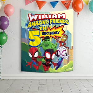 Puede incluir: Una colorida pancarta de cumplea&ntilde;os con el texto "WILLIAM and his AMAZING FRIENDS 5TH BIRTHDAY" y personajes de superh&eacute;roes de dibujos animados. La pancarta est&aacute; decorada con globos de varios colores, incluyendo amarillo, rosa, morado, verde, naranja y azul.