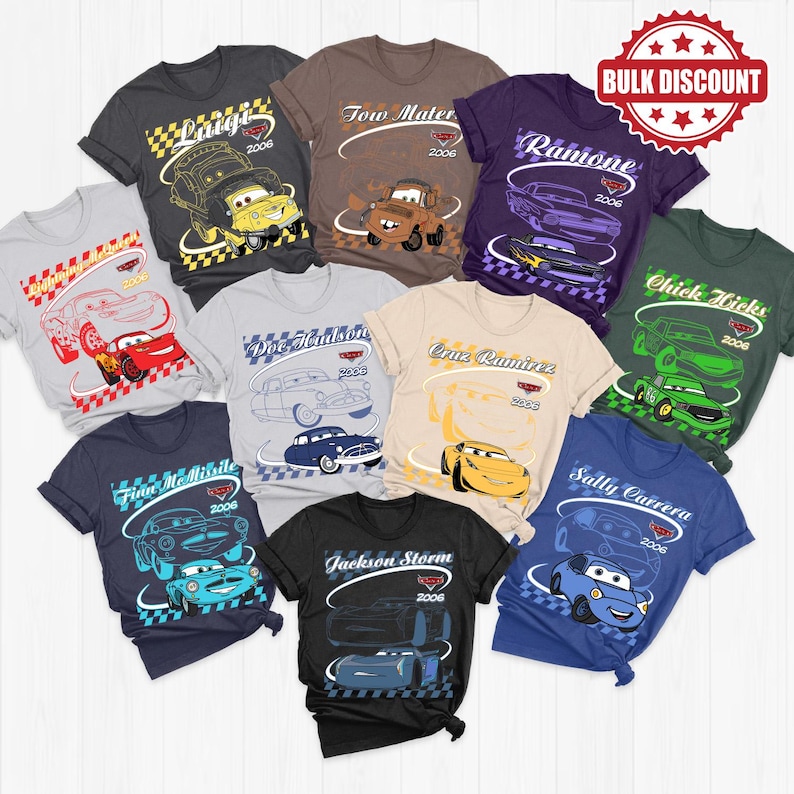 Peut inclure: Une collection de dix t-shirts &agrave; manches courtes repr&eacute;sentant divers personnages du film Cars, notamment Lightning McQueen, Tow Mater, Ramone, Chick Hicks, Doc Hudson, Cruz Ramirez, Finn McMissile, Sally Carrera et Jackson Storm.