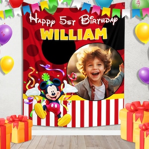 Może przedstawiać: Spersonalizowany baner urodzinowy z napisem "Happy 5st Birthday WILLIAM" w ż&oacute;łtych literach. Baner zawiera zdjęcie dziecka, Myszki Miki, balony i pudełka z prezentami. Tło jest czerwone z czarnymi kropkami.