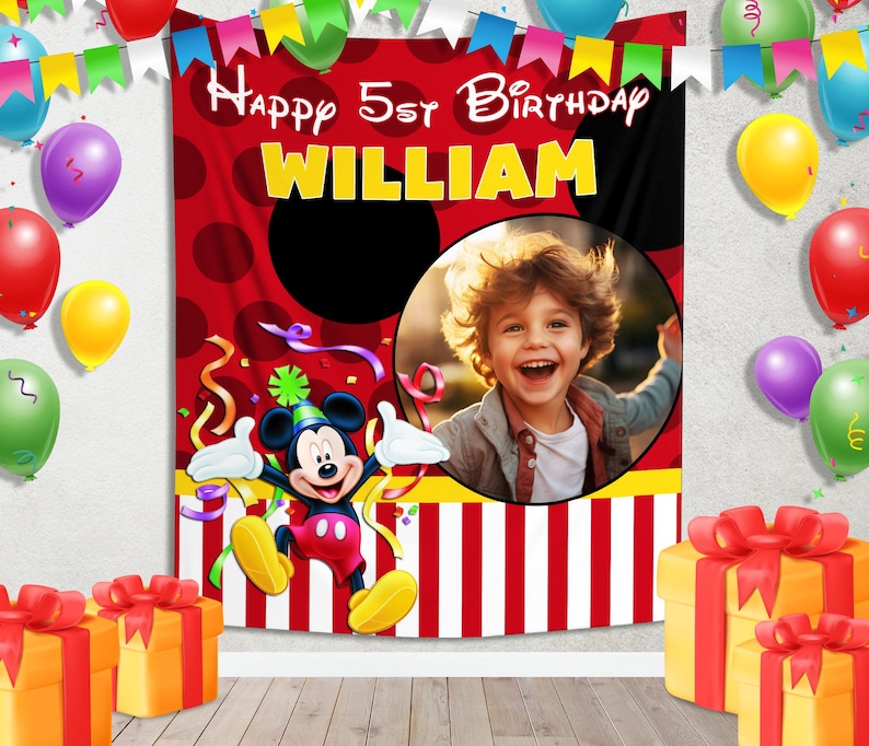 Może przedstawiać: Spersonalizowany baner urodzinowy z napisem "Happy 5st Birthday WILLIAM" w ż&oacute;łtych literach. Baner zawiera zdjęcie dziecka, Myszki Miki, balony i pudełka z prezentami. Tło jest czerwone z czarnymi kropkami.