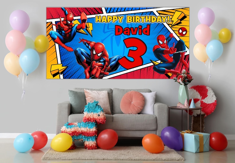Puede incluir: Una colorida pancarta de cumplea&ntilde;os con Spider-Man y el texto "HAPPY BIRTHDAY! David 3". La pancarta es roja, azul y amarilla. Tambi&eacute;n hay globos de varios colores, incluyendo rosa, azul y amarillo. Una pi&ntilde;ata y otras decoraciones de fiesta completan la escena.