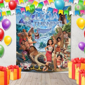 Puede incluir: Un colorido tel&oacute;n de fondo de fiesta de cumplea&ntilde;os con personajes de una popular pel&iacute;cula animada. El tel&oacute;n de fondo dice "Lucia cumple 5" y est&aacute; rodeado de globos, cajas de regalo y una pancarta.