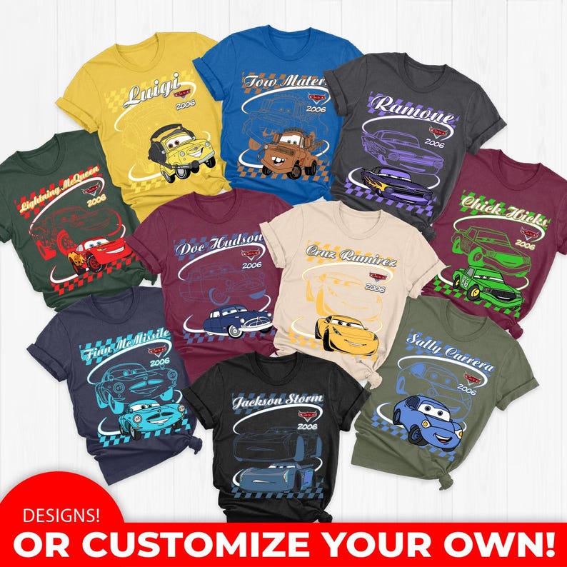 Peut inclure: Une collection de dix t-shirts de diff&eacute;rentes couleurs, chacun repr&eacute;sentant un personnage du film Cars, dont Lightning McQueen, Tow Mater et d'autres. Chaque t-shirt affiche le nom du personnage, l'ann&eacute;e 2006 et un motif &agrave; damier.