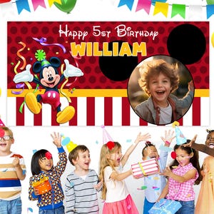 Może przedstawiać: Baner urodzinowy z Myszka Miki i napisem "Happy 5st Birthday WILLIAM". Baner jest czerwony z białymi paskami i ż&oacute;łtymi akcentami. Dzieci świętują z prezentami i balonami.