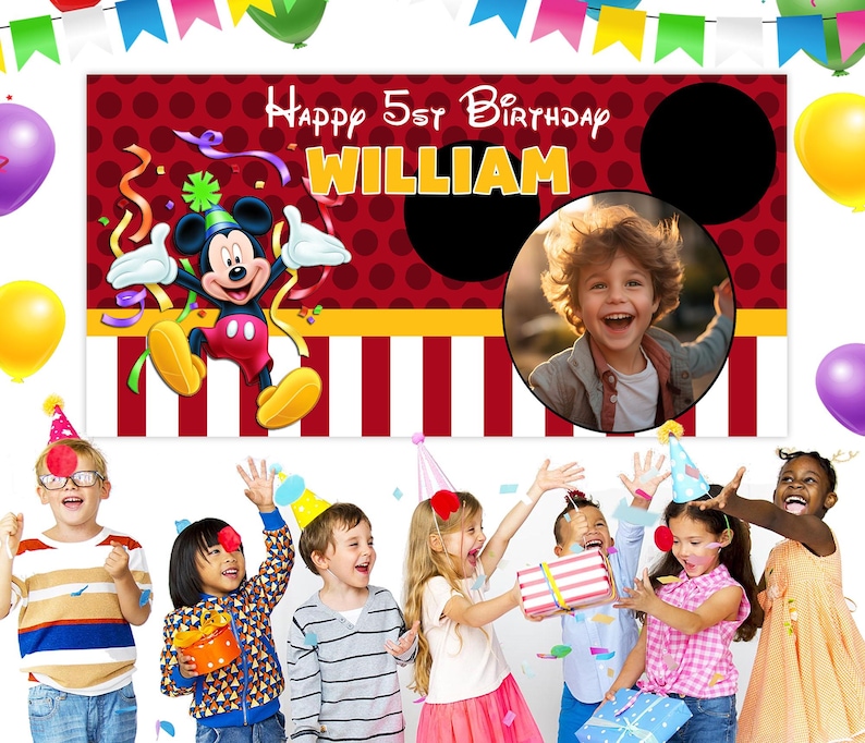 Może przedstawiać: Baner urodzinowy z Myszka Miki i napisem "Happy 5st Birthday WILLIAM". Baner jest czerwony z białymi paskami i ż&oacute;łtymi akcentami. Dzieci świętują z prezentami i balonami.