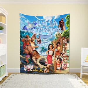 Puede incluir: Un tapiz azul con personajes de una popular pel&iacute;cula de animaci&oacute;n, con el texto "Lucia is Turning 5". El dise&ntilde;o incluye ilustraciones de varios personajes, un gran n&uacute;mero 5 y un tema de isla tropical.