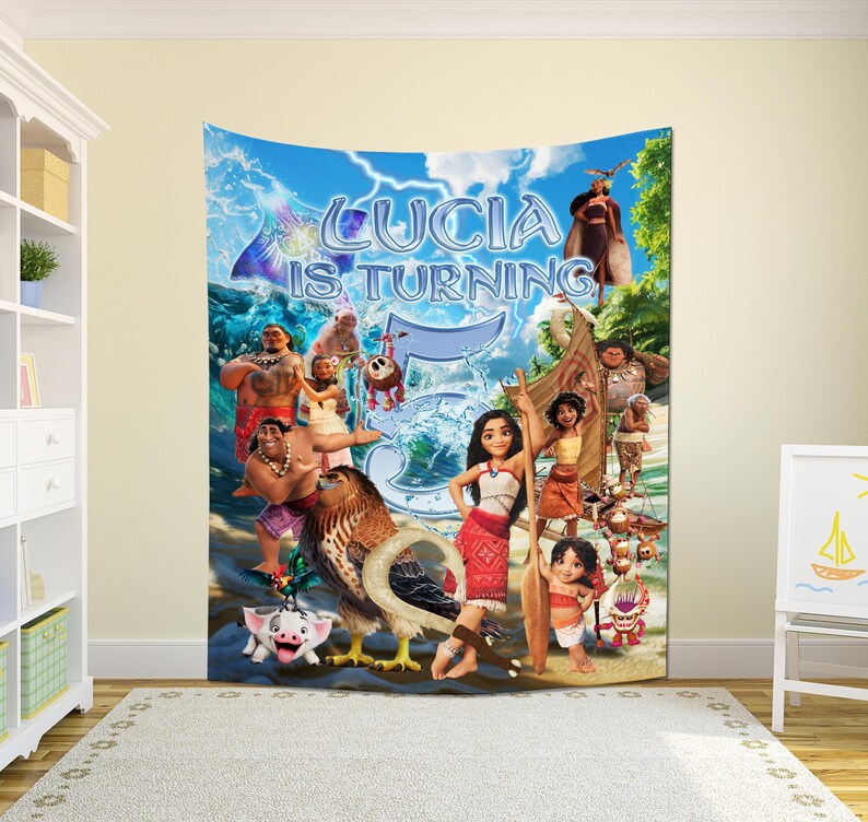 Puede incluir: Un tapiz azul con personajes de una popular pel&iacute;cula de animaci&oacute;n, con el texto "Lucia is Turning 5". El dise&ntilde;o incluye ilustraciones de varios personajes, un gran n&uacute;mero 5 y un tema de isla tropical.