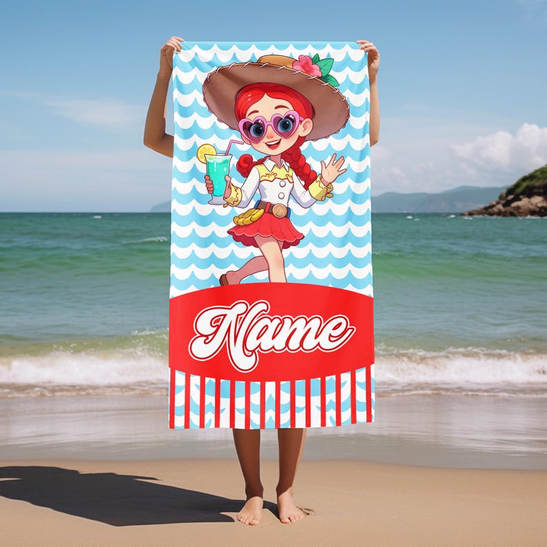 Puede incluir: Una toalla de playa rectangular con una vaquera de dibujos animados de pelo rojo, sombrero marr&oacute;n y gafas de sol en forma de coraz&oacute;n, sosteniendo una bebida azul. Fondo con patr&oacute;n de ondas azul claro, banda roja con la palabra Name y rayas rojas.