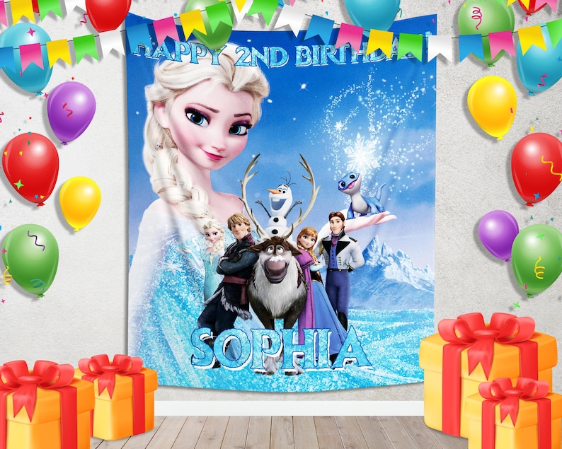 Puede incluir: Una pancarta de cumplea&ntilde;os con el personaje Elsa de la pel&iacute;cula Frozen, con el texto "HAPPY 2ND BIRTHDAY SOPHIA." La pancarta est&aacute; rodeada de globos de colores y cajas de regalo, creando un ambiente festivo.