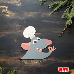 Puede incluir: Un recorte de dibujos animados de una rata gris con un gorro de chef, con nariz y orejas rosas, haciendo un gesto con la mano de &laquo;ok&raquo;. La palabra &laquo;VINYL&raquo; est&aacute; en un recuadro rojo. El fondo es una superficie de madera oscura con ramitas verdes.