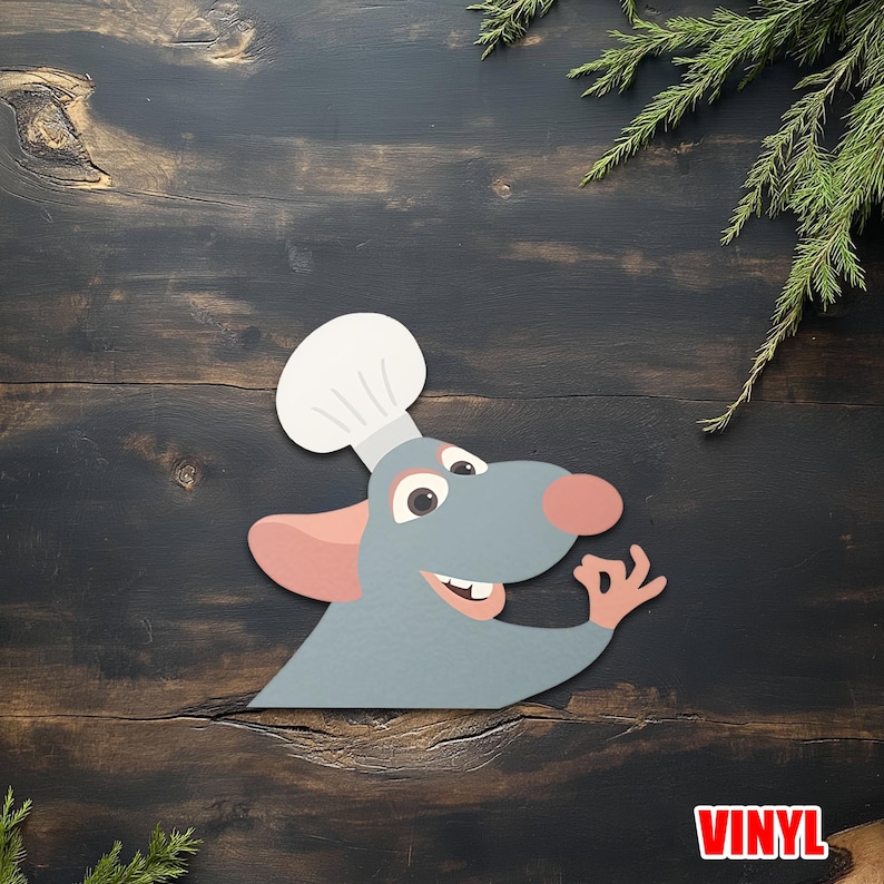 Puede incluir: Un recorte de dibujos animados de una rata gris con un gorro de chef, con nariz y orejas rosas, haciendo un gesto con la mano de &laquo;ok&raquo;. La palabra &laquo;VINYL&raquo; est&aacute; en un recuadro rojo. El fondo es una superficie de madera oscura con ramitas verdes.