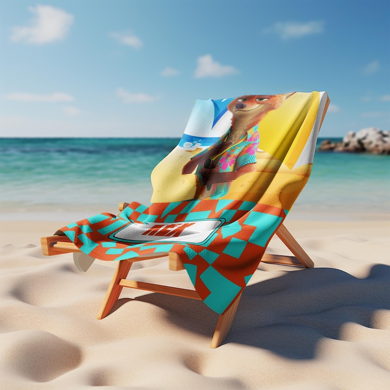 Może przedstawiać: Ręcznik plażowy na drewnianym leżaku z rysunkowym lisem w kwiecistej koszuli. Ręcznik ma żywy pomarańczowo-turkusowy wz&oacute;r w kratę z białą prostokątną ramką, w kt&oacute;rej znajduje się czerwony napis REX w dolnej części całego projektu.
