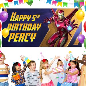 Puede incluir: Una pancarta de cumplea&ntilde;os con el texto "Happy 5th Birthday Percy" y una ilustraci&oacute;n de Iron Man. La imagen est&aacute; rodeada de globos de colores y ni&ntilde;os celebrando con regalos y gorros de fiesta.