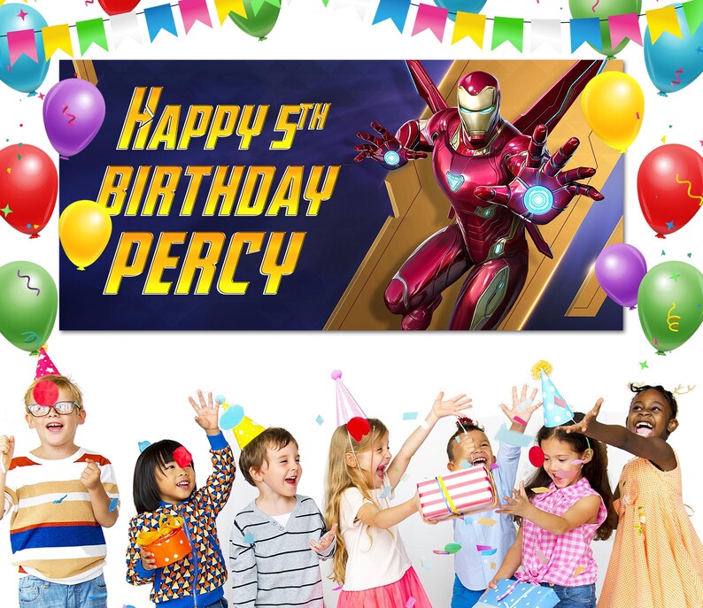 Puede incluir: Una pancarta de cumplea&ntilde;os con el texto "Happy 5th Birthday Percy" y una ilustraci&oacute;n de Iron Man. La imagen est&aacute; rodeada de globos de colores y ni&ntilde;os celebrando con regalos y gorros de fiesta.
