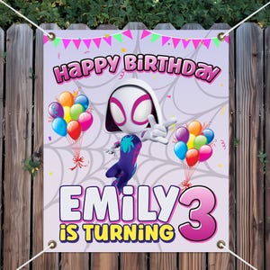 以下が含まれることがあります： 漫画のキャラクター、カラフルな風船、そして「Happy Birthday」の文字が描かれた誕生日バナー。バナーには「Emily」という名前と「3」という数字が遊び心のあるフォントで表示され、「is turning」という言葉も含まれています。