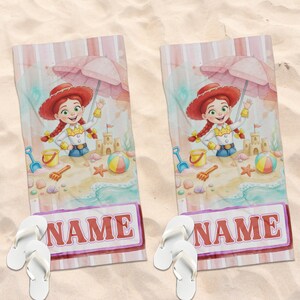 Puede incluir: Dos toallas de playa rectangulares con una ilustraci&oacute;n de una vaquera de dibujos animados con pelo rojo, camisa amarilla y sombrero rojo bajo una sombrilla rosa. El dise&ntilde;o incluye un castillo de arena, pelota y conchas con el texto NAME.