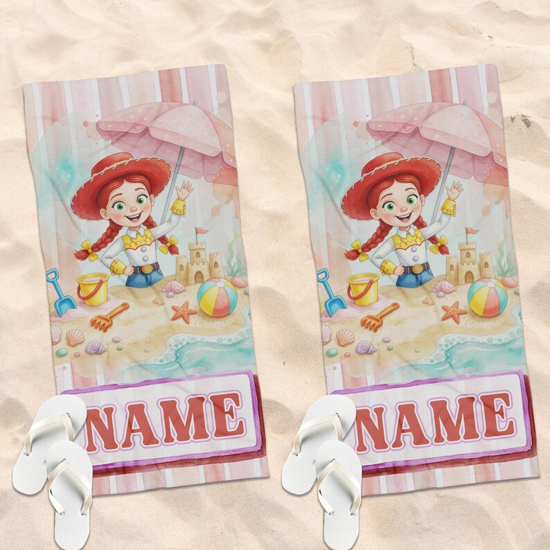 Puede incluir: Dos toallas de playa rectangulares con una ilustraci&oacute;n de una vaquera de dibujos animados con pelo rojo, camisa amarilla y sombrero rojo bajo una sombrilla rosa. El dise&ntilde;o incluye un castillo de arena, pelota y conchas con el texto NAME.