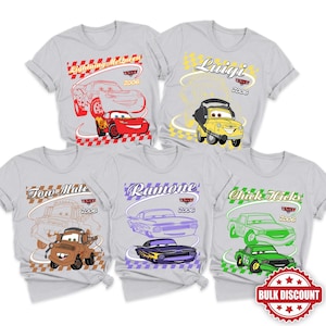 Peut inclure: Cinq t-shirts gris clair repr&eacute;sentant les personnages de Disney Pixar Cars : Lightning McQueen, Luigi, Tow Mater, Ramone et Chick Hicks. Chaque t-shirt pr&eacute;sente une illustration, le nom du personnage, l'ann&eacute;e 2006 et un motif &agrave; damier.