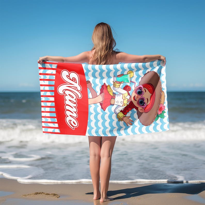 Puede incluir: Una toalla de playa rectangular con un patr&oacute;n ondulado en azul claro y blanco, una franja vertical roja a la izquierda y la palabra Name en letra blanca. El dise&ntilde;o incluye un personaje de dibujos animados con sombrero y gafas de coraz&oacute;n.