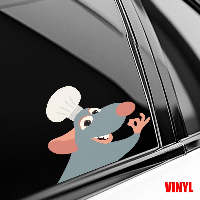 Puede incluir: Una rata de dibujos animados con un gorro de chef, haciendo el gesto de la mano de 'ok'. La rata es gris con la nariz y las orejas rosas. La palabra 'VINYL' est&aacute; impresa en rojo en la parte inferior derecha. La pegatina est&aacute; en la ventana de un coche.