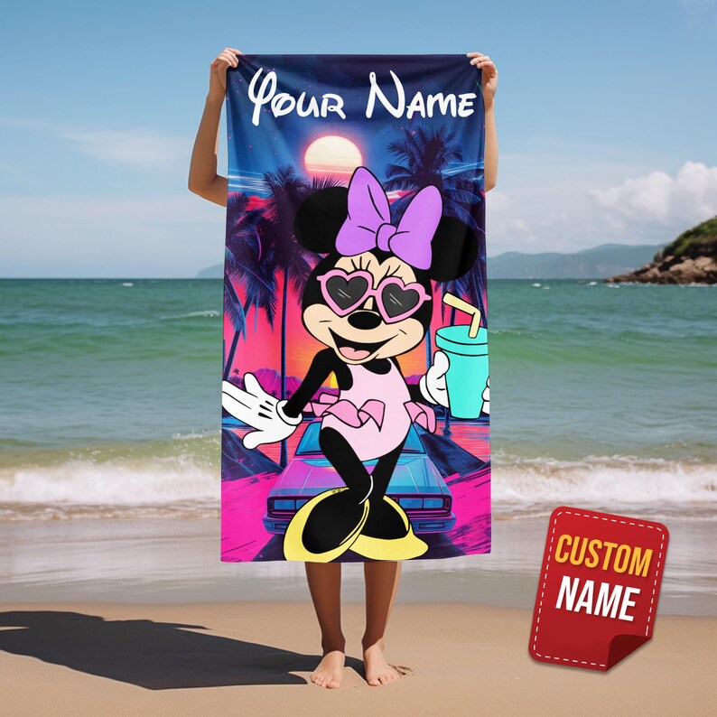 Pu&ograve; includere: Telo mare con Minnie Mouse con occhiali da sole a forma di cuore e una bevanda, su uno sfondo di tramonto retr&ograve;. Il testo "Your Name" &egrave; in alto. Un'etichetta rossa con "Custom Name" &egrave; in basso a destra.