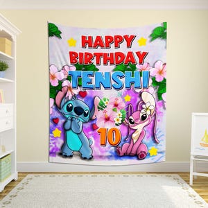 Puede incluir: Un colorido tapiz con los personajes Stitch y Angel de Lilo & Stitch. Las palabras "HAPPY BIRTHDAY TENSHI" se muestran en rojo y azul, con el n&uacute;mero "10" en naranja. Flores rosas y estrellas amarillas decoran el fondo.