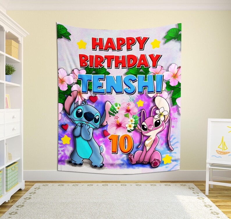Puede incluir: Un colorido tapiz con los personajes Stitch y Angel de Lilo & Stitch. Las palabras "HAPPY BIRTHDAY TENSHI" se muestran en rojo y azul, con el n&uacute;mero "10" en naranja. Flores rosas y estrellas amarillas decoran el fondo.