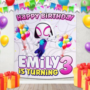 以下が含まれることがあります： ピンク色の「Happy Birthday」の文字が入った誕生日バナー。バナーには、漫画のキャラクター、風船、名前「Emily」と数字「3」が描かれています。カラフルなギフトボックスと風船がシーンを飾っています。