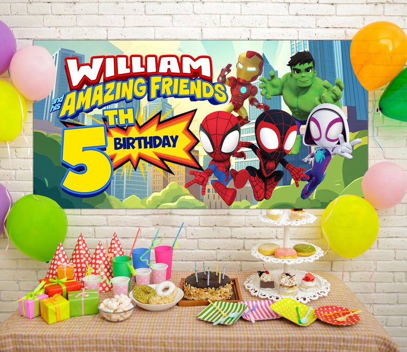Puede incluir: Una escena de fiesta de cumplea&ntilde;os con una pancarta con personajes de superh&eacute;roes y el texto "WILLIAM and his AMAZING FRIENDS 5th BIRTHDAY." Globos de colores, art&iacute;culos de fiesta, un pastel y golosinas est&aacute;n colocados sobre una mesa.