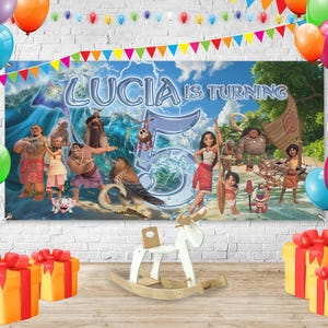 Puede incluir: Una colorida pancarta de cumplea&ntilde;os con el texto "Lucia is Turning 5" e im&aacute;genes de personajes de dibujos animados. La pancarta est&aacute; decorada con globos y una guirnalda de banderas de colores. Un balanc&iacute;n blanco y regalos envueltos en primer plano.