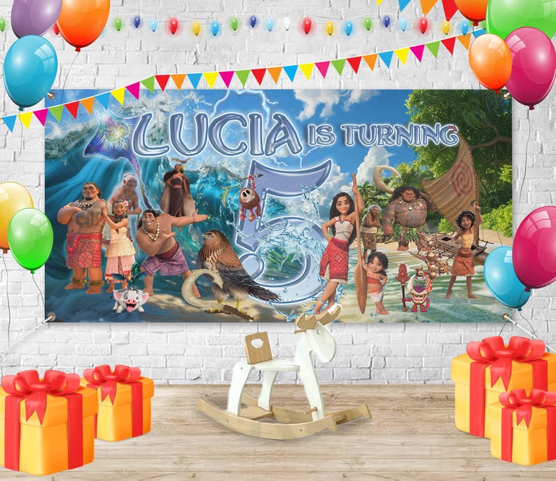 Puede incluir: Una colorida pancarta de cumplea&ntilde;os con el texto "Lucia is Turning 5" e im&aacute;genes de personajes de dibujos animados. La pancarta est&aacute; decorada con globos y una guirnalda de banderas de colores. Un balanc&iacute;n blanco y regalos envueltos en primer plano.