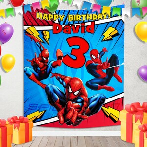 Puede incluir: Una pancarta de cumplea&ntilde;os con Spider-Man y el texto "HAPPY BIRTHDAY! David 3". La pancarta es azul con detalles en rojo y amarillo, y est&aacute; rodeada de globos y cajas de regalo coloridos.