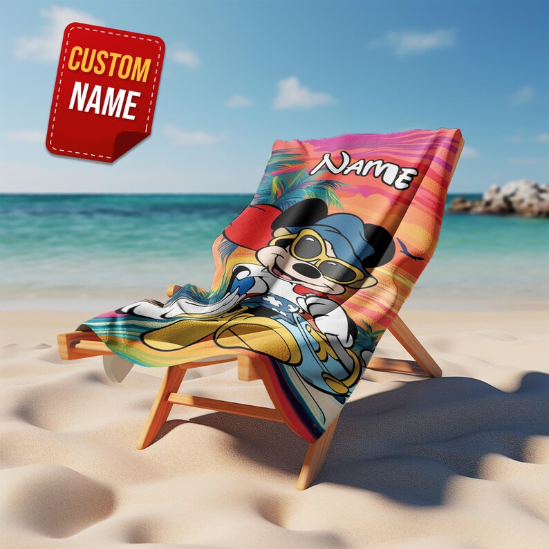 Puede incluir: Una silla de playa con una toalla colorida con un personaje de dibujos animados con gafas de sol. La toalla tiene la palabra "NAME" impresa. Una etiqueta roja con las palabras "CUSTOM NAME" est&aacute; en la esquina superior izquierda.