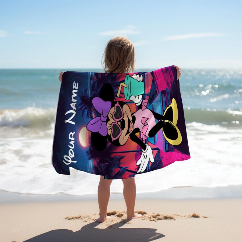 Pu&ograve; includere: Un telo mare con un personaggio dei cartoni animati con occhiali da sole, un fiocco viola e una bevanda. L'asciugamano ha un design vivace con il testo "Your Name" in bianco, su uno sfondo di tramonto e palme.