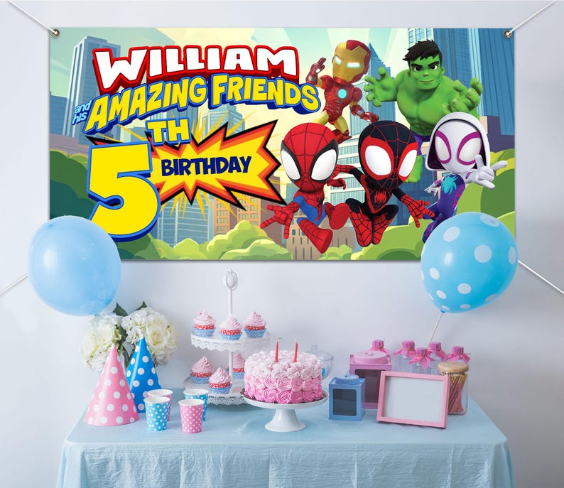 Puede incluir: Una escena de fiesta de cumplea&ntilde;os con una pancarta con superh&eacute;roes de dibujos animados y el texto "WILLIAM and his AMAZING FRIENDS 5TH BIRTHDAY". Una tarta, cupcakes, globos y art&iacute;culos de fiesta est&aacute;n sobre una mesa.