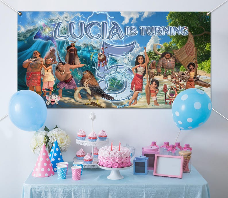 Puede incluir: Una escena de fiesta de cumplea&ntilde;os con una pancarta con personajes de una popular pel&iacute;cula de animaci&oacute;n. La pancarta dice "Lucia cumple 5". Hay globos azul claro y de lunares. Una tarta, cupcakes y art&iacute;culos de fiesta est&aacute;n sobre una mesa.