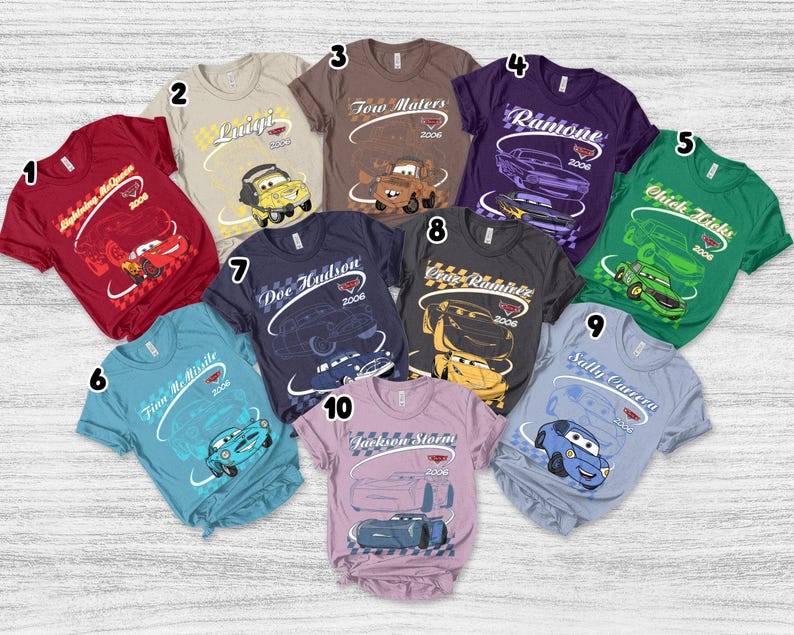 Peut inclure: Une collection de dix t-shirts &agrave; manches courtes de diff&eacute;rentes couleurs, chacun repr&eacute;sentant un personnage du film Cars avec son nom, l'ann&eacute;e 2006 et un motif de drapeau &agrave; damier. Les t-shirts sont num&eacute;rot&eacute;s de un &agrave; dix et pr&eacute;sentent des personnages tels que Lightning McQueen, Luigi, Tow Mater, Ramone, Chick Hicks, Finn McMissile, Doc Hudson, Cruz Ramirez, Sally Carrera et Jackson Storm.