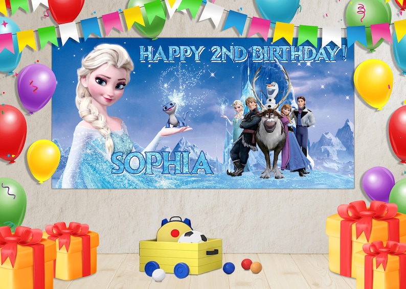 Puede incluir: Una pancarta de cumplea&ntilde;os con personajes de la pel&iacute;cula Frozen, con el texto "HAPPY 2ND BIRTHDAY!" y el nombre "SOPHIA". La escena incluye globos, cajas de regalo y un coche de juguete.
