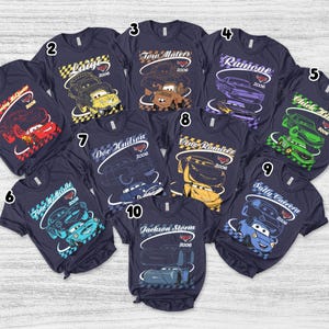 Peut inclure: Une collection de dix t-shirts bleu marine &agrave; manches courtes, chacun arborant un personnage du film Cars. Les motifs incluent Lightning McQueen, Luigi, Tow Mater, Ramone, Chick Hicks, Finn McMissile, Doc Hudson, Cruz Ramirez, Sally Carrera et Jackson Storm, tous accompagn&eacute;s de leurs noms et de l'ann&eacute;e 2006.