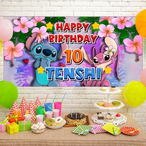 Puede incluir: Escena de fiesta de cumplea&ntilde;os con una pancarta con personajes de dibujos animados y el texto "HAPPY BIRTHDAY 10 TENSHI". Globos de colores, regalos y una tarta sobre una mesa. Suministros para la fiesta: vasos, sombreros y postres.