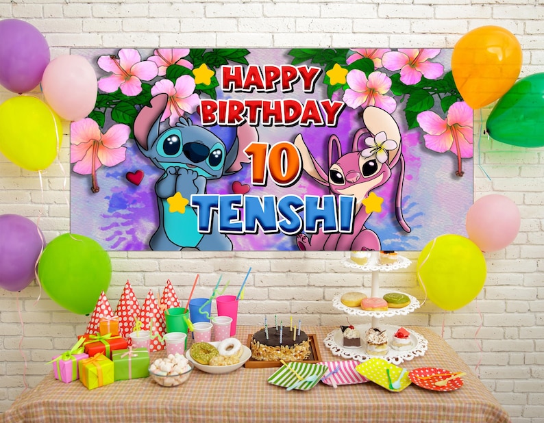 Puede incluir: Escena de fiesta de cumplea&ntilde;os con una pancarta con personajes de dibujos animados y el texto "HAPPY BIRTHDAY 10 TENSHI". Globos de colores, regalos y una tarta sobre una mesa. Suministros para la fiesta: vasos, sombreros y postres.