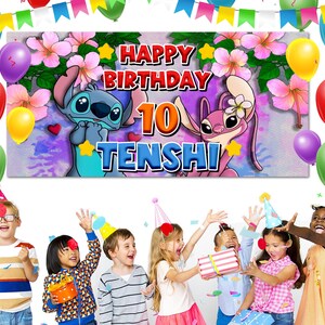 Puede incluir: Una pancarta de cumplea&ntilde;os con las palabras "HAPPY BIRTHDAY 10 TENSHI" en rojo y naranja. La pancarta presenta personajes de dibujos animados y est&aacute; decorada con flores y globos. Los ni&ntilde;os celebran una fiesta de cumplea&ntilde;os.